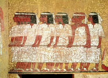 ツタンカーメンの墓 (紀元前 1370～52 年) から王のカタファルクを引っ張る隊列 新王国 (壁画)