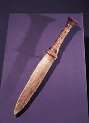 ツタンカーメンの墓からの短剣（紀元前1370〜1352年）英国（半貴石とガラスの金と七宝の作品）