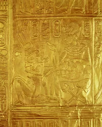 ツタンカーメンの墓からの黄金の神社の詳細（紀元前1370〜1352年頃）新王国（板金でジェッソをかぶせた木材）