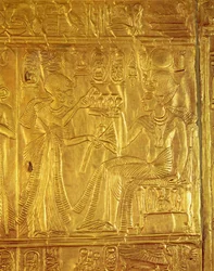 ツタンカーメンの墓からの黄金の神社の詳細（紀元前1370〜1352年頃）新王国（板金でジェッソをかぶせた木材）