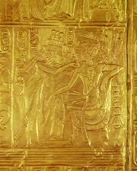 ツタンカーメンの墓からの黄金の神社の詳細（紀元前1370年-1352年）英国（板金で覆われたジェッソで覆われた木材）