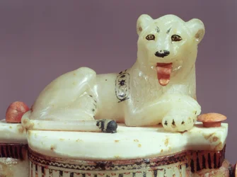 ツタンカーメンの墓（紀元前1370～52年頃）から出土したライオンをかたどった王の像が描かれた無香壺の蓋の詳細（アラバスター彩色）（148194も参照