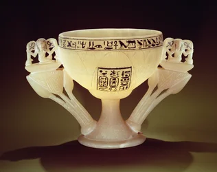ツタンカーメンの墓の入り口にある、半分開いた蓮の花の形のコップ（紀元前1370〜1352年頃）ニューキングダム（アラバスター）（162302および149480も参照）