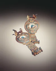 ツタンカーメンの墓からのハヤブサの翼とアヒルの頭を持つハイブリッド鳥のイヤリング（紀元前1370年-1352年頃）新王国（色付きのガラスとファイアンスがちりばめられた金）