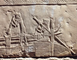 エジプト、古代メンフィス、サッカラのネクロポリス。イピのマスタバ。船を修理する大工を描いたレリーフ。(新王国時代、第18王朝）