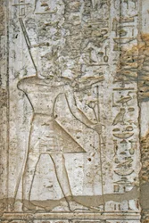 エジプト古代美術：ファラオ・トゥトモシス4世（紀元前1419～1387年）のアルバスター礼拝堂のレリーフの詳細で、権力の象徴を持つ彼を表現している。カルナック神殿 オープンエアミュージアム エジプト
