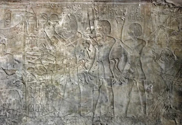 エジプトの古代遺物：屋根裏部屋の検査官であり書記であったカエム・ヘット（カエム・ハット）の墓からアメノフィス3世（TT57）の宮廷への接続部分で、供物を運ぶ人を表しています。第18王朝。紀元前1530〜1290年。貴族の谷。エジプト、西岸、ルクソール