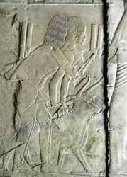 エジプトの古代遺物：アメンフィス3世の宮廷で屋根裏の検査官兼書記を務めたカエム・ヘット（カエムハット）の墓から出土したもの（TT57）で、男性がカブトムシの頭を捧げている様子が描かれている。第18王朝時代。紀元前1530年〜1290年。貴族の谷。ルクソール、西岸、Eg