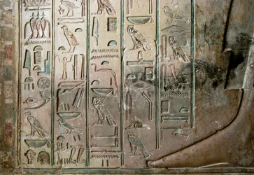 エジプトの古代遺物：アメノフィス3世の宮廷で屋根裏の検査官兼書記官を務めたカエム・ヘット（カエムハット）の墓のレリーフとヒエログリフ（TT57）。第18王朝。紀元前1530〜1290年。バレー・デ・ノーブル。エジプト、西岸、ルクソール