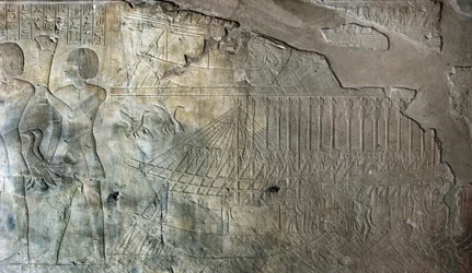 エジプト古代遺物：アメノフィス3世（TT57）の宮廷で屋根裏の検査官兼書記を務めたカエム・ヘット（カエムハット）の墓から出土した、船団を表すレリーフ。第18王朝。紀元前1530年〜1290年。バレー・デ・ノーブル。エジプト西岸、ルクソール