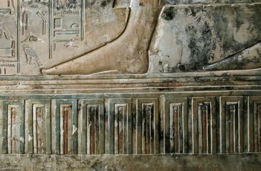 エジプトの古代遺物：アメンフィス3世（TT57）の宮廷の屋根裏部屋の検査官で書記官であったカエム・ヘット（カエム・ハット）の墓の宮廷フリーズと墓を出る書記官の足を表すレリーフ。第18王朝。紀元前1530〜1290年。バレー・デ・ノーブル。L