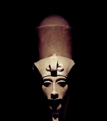 エジプトの古代遺物：二重の王冠をかぶったアメンホテプ4世（アメノフィス4世またはアクネトン）の像。紀元前1301年。第18王朝時代。彫刻の詳細。テーベのアモン・ラー神殿より。ルクソール（ルクソール、またはルクソール）。ルクソール博物館。エジプト
