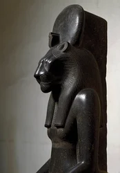 古代エジプト: 太陽円盤を戴く雌獅子の女神セクメト。黒御影石像。紀元前1540-1295年。高さ210 cm、トリノ、エジプト博物館