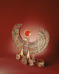 ファルコン胸、新王国、ツタンカーメンの墓から（ラピスラズリ、ターコイズ、カーネリアン、ガラスで金をはめ込んだ）
