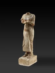 オファリングテーブルを保持しているファラオアケナテンの図（彫刻と塗装された砂岩）
