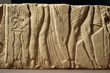 アケナトンの息子と両親に付き添う王女を描いた壁の彫刻の断片（ヘルモポリス出土