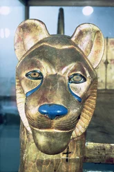 ツタンカーメンの墓からのライオンの形をした葬儀用の寝床（紀元前1370〜1352年頃）新王国（漆喰と金色の木材）
