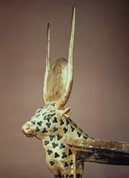 ツタンカーメンの墓から出土した、神聖な牛の形をした葬儀用ベッドヘッド（紀元前1370〜52年）新王国（金色と漆喰の木材）