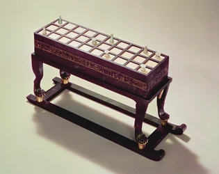 ツタンカーメンの墓からのゲーム盤（紀元前1370〜1352年）英国（黒檀で張り合わせ、象牙で象眼した木材）
