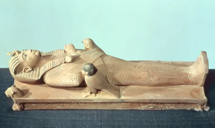 ツタンカーメンの墓からの彼の葬式のベッドの王の画像（c.1370-52 BC）ニューキングダム（木）