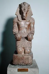 アメンホテプ2世のひざまずく像（紀元前1427〜1392年）、ニューヨークのテーベのワインの供物を保持、紀元前1450〜1425年（花崗岩）