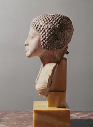 新しい王国のアケナテンの家族のプリンセスの頭の左側のプロファイル（石灰岩を塗装）（107940、116813、370211も参照）