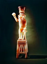 新王国、ツタンカーメン王の墓からのレオモルフィックな醜い花瓶（アラバスター）