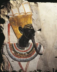 Kalkkikivilohkot, jotka on maalattu reliefeillä, jotka kuvaavat Jumala Amun-Miniä, Tuthmosis III:n temppelistä Deir el-Baharissa, Egyptissä