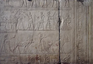 イアルの畑で農作業をしているファラオ・ホレムヘブ、農民から捧げられた収穫物を受け取っている様子、石灰岩の壁面レリーフ、サッカラのメンファイトのホレムヘブ墳墓より、エジプト文明、新王国、第18王朝時代