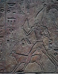 ハトシェプスト女王がアピスの雄牛に連れられて祝典の儀式を行う様子、レリーフ、カルナック神殿群、アメン神殿（ユネスコ世界遺産リスト
