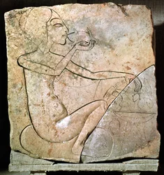 紀元前1353-1337年頃、イギリス、テルエルアマルナ北宮殿のローストアヒルを食べる王女を描いたレリーフ。紀元前1353-1337年（石灰岩）