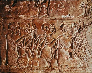 メルイレの墓から出土した、盲目の歌手たちとハープ奏者を描くレリーフ、新王国時代