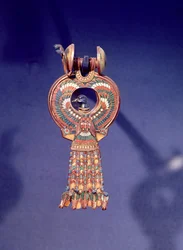 ツタンカーメンの墓、王家の谷、テーベ、紀元前1347年〜37年頃のブルーバードとのペアイヤリングの右のイヤリング（紀元前1347〜37年）（344028も参照）