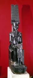 ニューイングランドのツタンカーメンを守るアモン神の像、紀元前1336〜1327年（花崗岩）