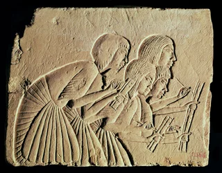 仕事で4人の筆記者を描いたタブレット、ニューキングダム、紀元前1400年頃