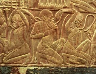 ツタンカーメン（紀元前1370-52年頃）の墓から発見された国営戦車の内部の詳細（新王国時代、紀元前1340年頃）。