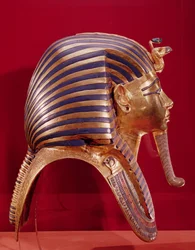 ツタンカーメンの宝物（紀元前1370〜52年）の金のマスク