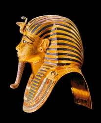ツタンカーメンの黄金のマスク。紀元前1340年頃。王家の谷、デイル・エル・バハリ（ダイル・アル・バフリ）にあるアール・アンク・アモンの墓（ツタンカーメンまたはツタンカーメン）より。カイロ。エジプト博物館。