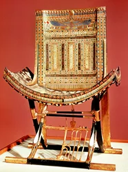 ツタンカーメンの墓からのファラオの聖職者の王位（紀元前1370-52年）英国（象眼細工の木材）（59232も参照）