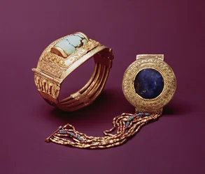 ツタンカーメンの墓からの2つのブレスレット（c.1370-1352 BC）New Kingdom（gold）