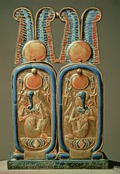 ツタンカーメンの墓にある二重王室のカルトゥーシュの形をした無名の箱（紀元前1370年から52年前）英国（ガラス張りの金メッキの象眼細工）