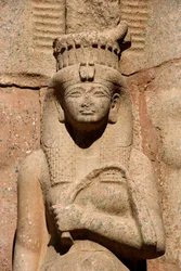 古代エジプト美術（ユネスコ世界遺産）。ラムセス2世（紀元前1298～1234年）の巨像の足元に、娘と妻のベンタンタ（またはベント・アナト、ベント・アナト）がいる。エジプト カルナック（ナイル川東岸