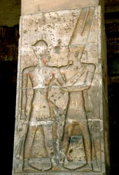 古代エジプトのアート。セティ1世の神殿の柱の低浮彫り