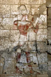 古代エジプトのアート。セティ1世の神殿の柱に施された低浮彫り