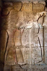 古代エジプト美術。セティ1世神殿のポルティコの低浮き彫り（セティまたはセティ1世
