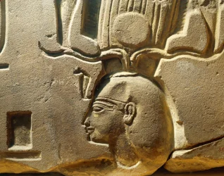 エジプト、ルクソール、古代テーベ、アサシフ渓谷、ラムセス2世とカルトゥーシュを描いたレリーフの断片