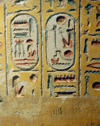 エジプト、ルクソール、古代テーベ、アサシフ渓谷、ファラオのカルトゥーシュが描かれたラムセス2世が建てた神殿の壁片