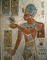 エジプトの古代美術。ファラオ・ラムセス1世（紀元前1320-1310）が儀式で香を焚き、水を注いでいる様子を表したもの。ラムセス1世の像（エジプト・王家の谷