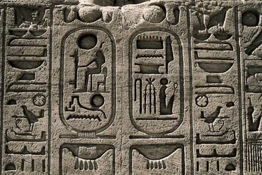 エジプト古代：ラムセス2世の神殿のレリーフ。紀元前1271-1256年、エジプト、アスワン、アブシンベル