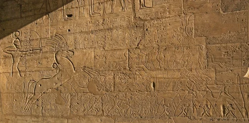 エジプトの古代：紀元前1274年のカデシュの戦いでラムセス2世の偉業を祝うレリーフの眺め、ファラオラムセス2世に捧げられた葬儀寺院